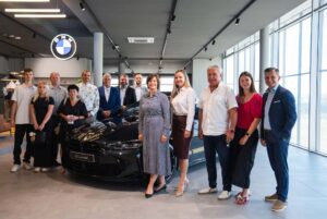 Vzdelávanie je motorom zmeny – BMW podporilo Strednú odbornú školu techniky a služieb v Nitre poskytnutím učebnej pomôcky vo forme reálneho vozidla BMW M4 Cabrio