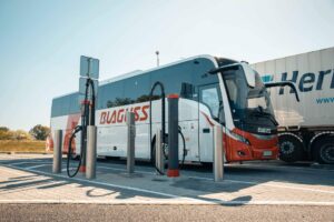 Prvé diaľničné nabíjacie huby pre elektromobily a kamióny na Slovensku sú pripravené na spustenie