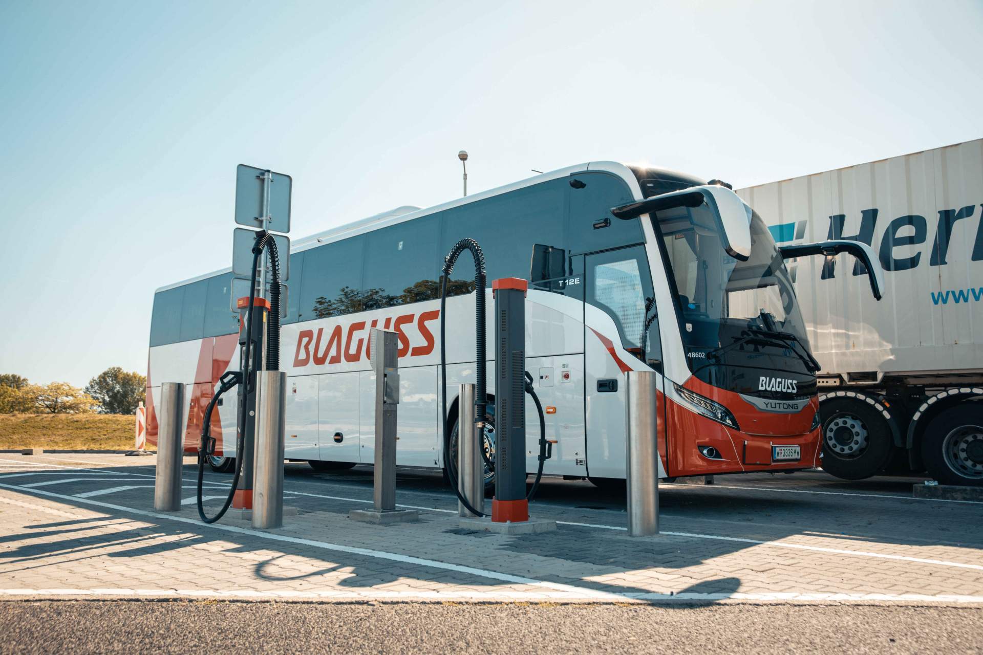 Prvé diaľničné nabíjacie huby pre elektromobily a kamióny na Slovensku sú pripravené na spustenie