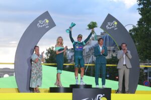 Víťaz 113. Tour de France Tadej Pogačar prevzal krištáľovú trofej, ktorú navrhol Škoda Design