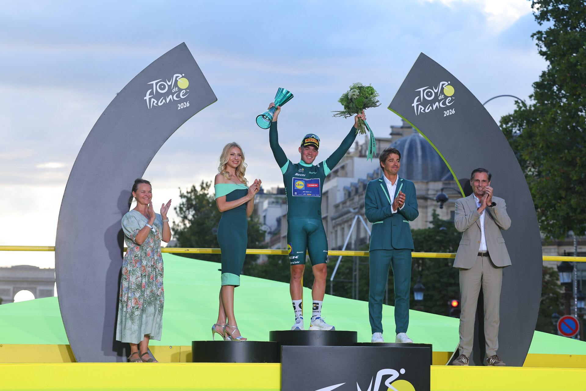 Víťaz 113. Tour de France Tadej Pogačar prevzal krištáľovú trofej, ktorú navrhol Škoda Design