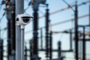 Bez výkopov a káblov. Nový montážny box Axis umožňuje pripojiť exteriérové kamery k privátnej 5G mobilnej sieti