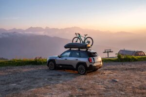 MINI Aceman E s originálnym príslušenstvom MINI Original Accessories: plne elektrický model pripravený na každé outdoorové dobrodružstvo
