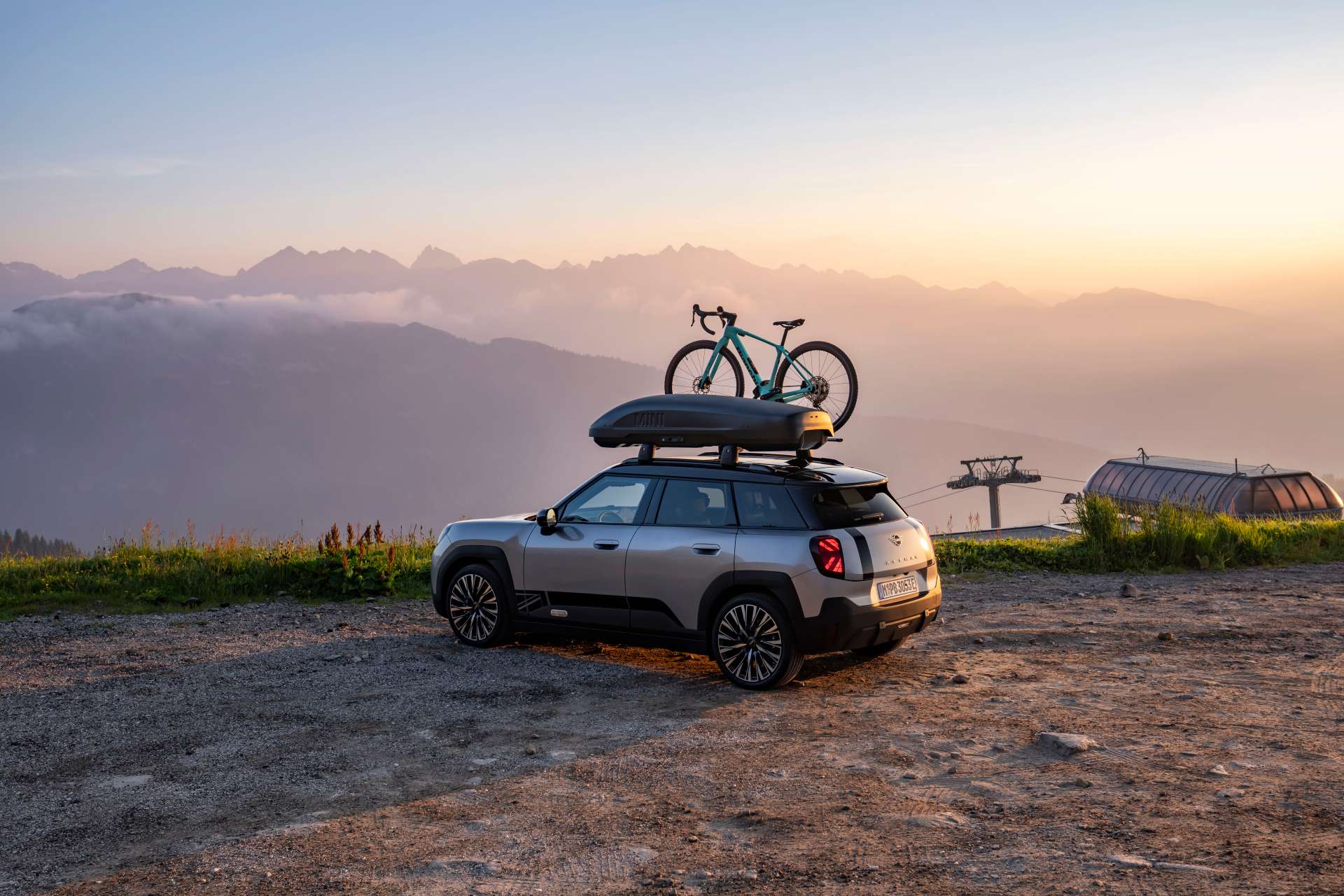MINI Aceman E s originálnym príslušenstvom MINI Original Accessories: plne elektrický model pripravený na každé outdoorové dobrodružstvo
