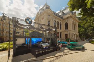 Pop-up showroom BMW v rámci jubilejného 60. ročníka Medzinárodného filmového festivalu v Karlových Varoch s dvoma novinkami – BMW radu 7 a BMW X5