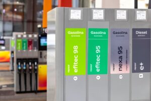 Obnoviteľný benzín – BMW, Toyota, Bosch a Repsol spúšťajú v reálnej prevádzke pilotný projekt vozidiel poháňaných 100 % obnoviteľným benzínom