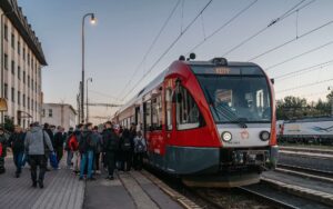 Náhradná autobusová doprava medzi Skalicou a Kútmi pokračuje. Nové časy autobusov lepšie nadviažu na vlaky v Kútoch