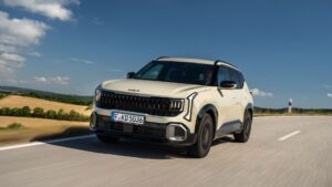Do Európy prichádza úplne nová Kia Seltos, ktorá spája výrazný dizajn SUV a sebavedomý vzhľad na cestách