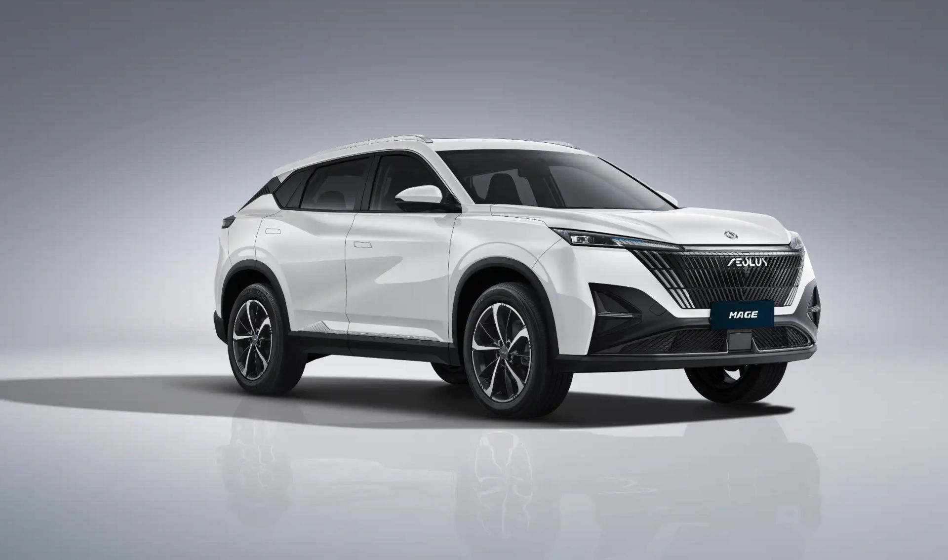 Slováci si Dongfeng MAGE od 23 990 eur zamilovali. Importér reaguje a do ponuky pridáva plug-in hybridnú verziu a väčší model HUGE