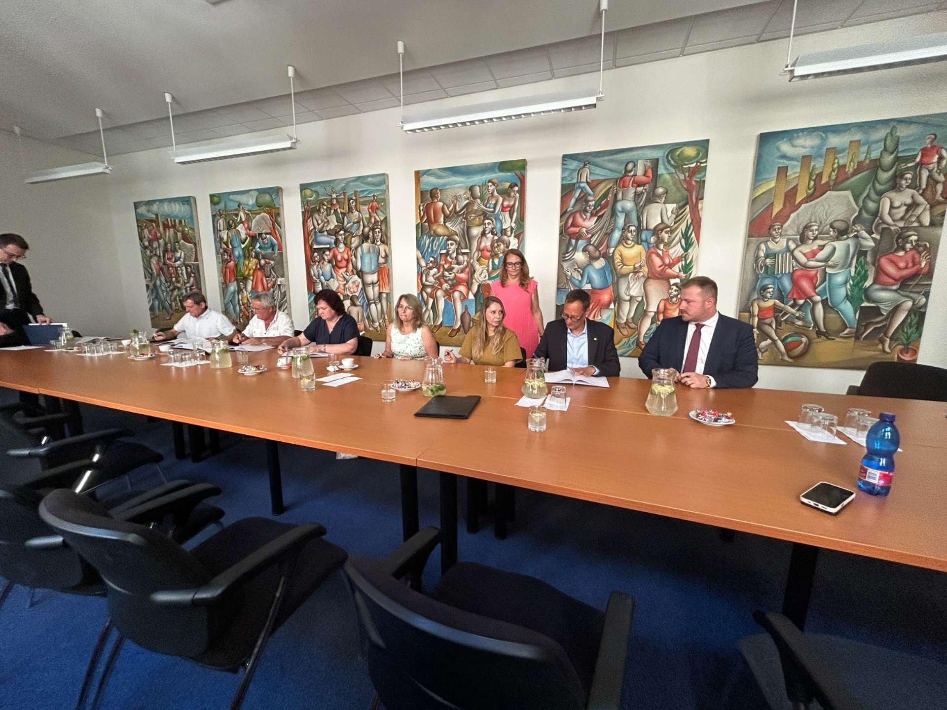 Slovenská pošta uzatvorila novú kolektívnu zmluvu: Zamestnancom prinesie vyššie platy, štedrejšie príplatky aj silnejšiu podporu