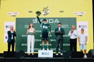 Lorena Wiebes, víťazka bodovacej súťaže Tour de France Femmes avec Zwift, získala trofej navrhnutú oddelením Škoda Design