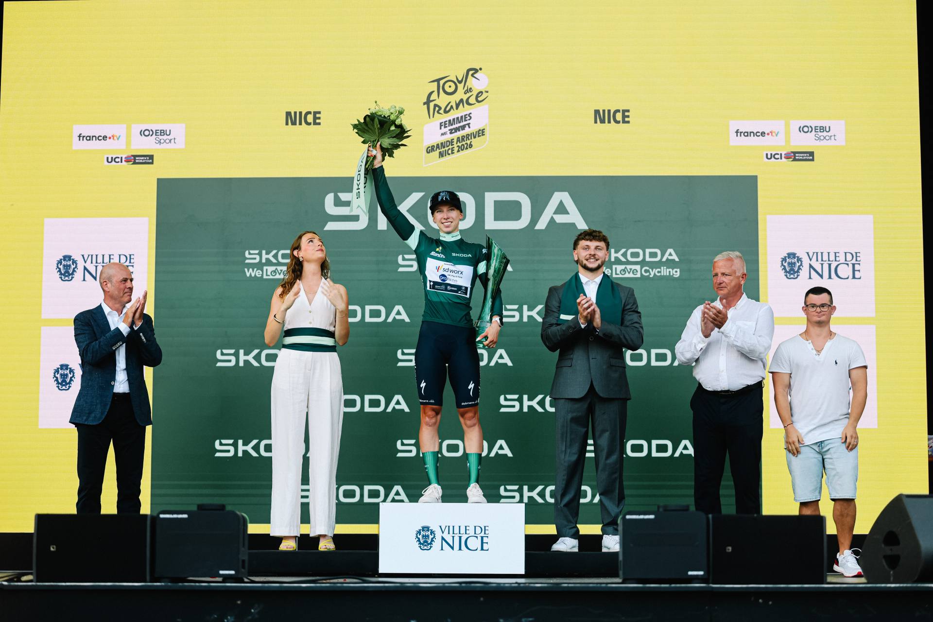 Lorena Wiebes, víťazka bodovacej súťaže Tour de France Femmes avec Zwift, získala trofej navrhnutú oddelením Škoda Design