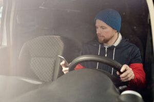 Mobil za volantom rozptyľuje. Rádio informuje a pomáha zvládať únavu bez toho, aby vodič spustil oči z cesty