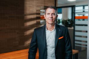 Od 1. augusta 2026 je Andreas Schneider výkonným viceprezidentom pre predaj a služby v spoločnosti STILL. Jeho vymenovaním do vedenia pokračuje STILL vo svojej stratégii dôsledného zamerania na potreby zákazníkov v oblasti intralogistiky a rozširovania portfólia inteligentných automatizačných riešení.