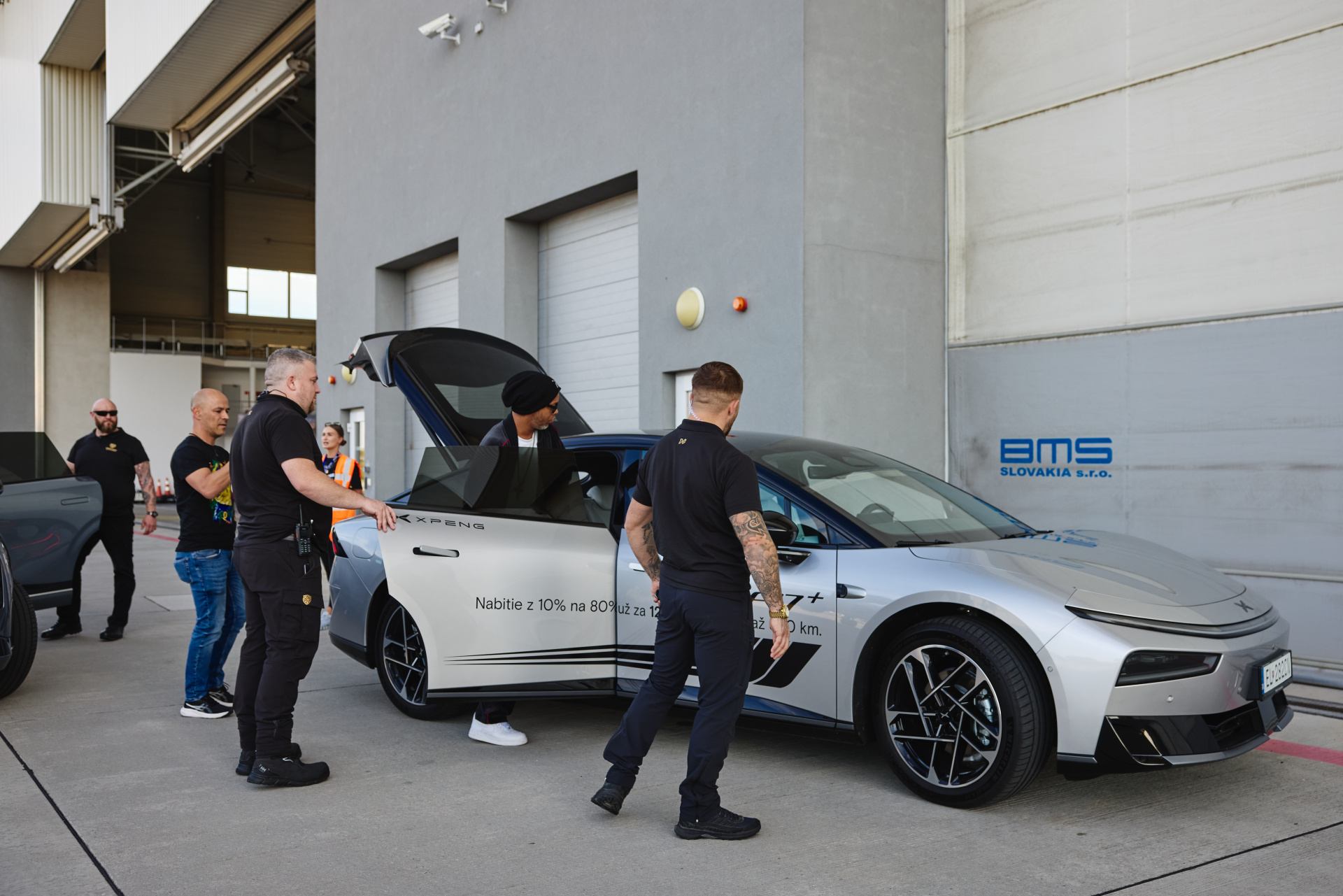 XPENG Slovensko zabezpečil mobilitu pre futbalovú legendu Ronaldinha