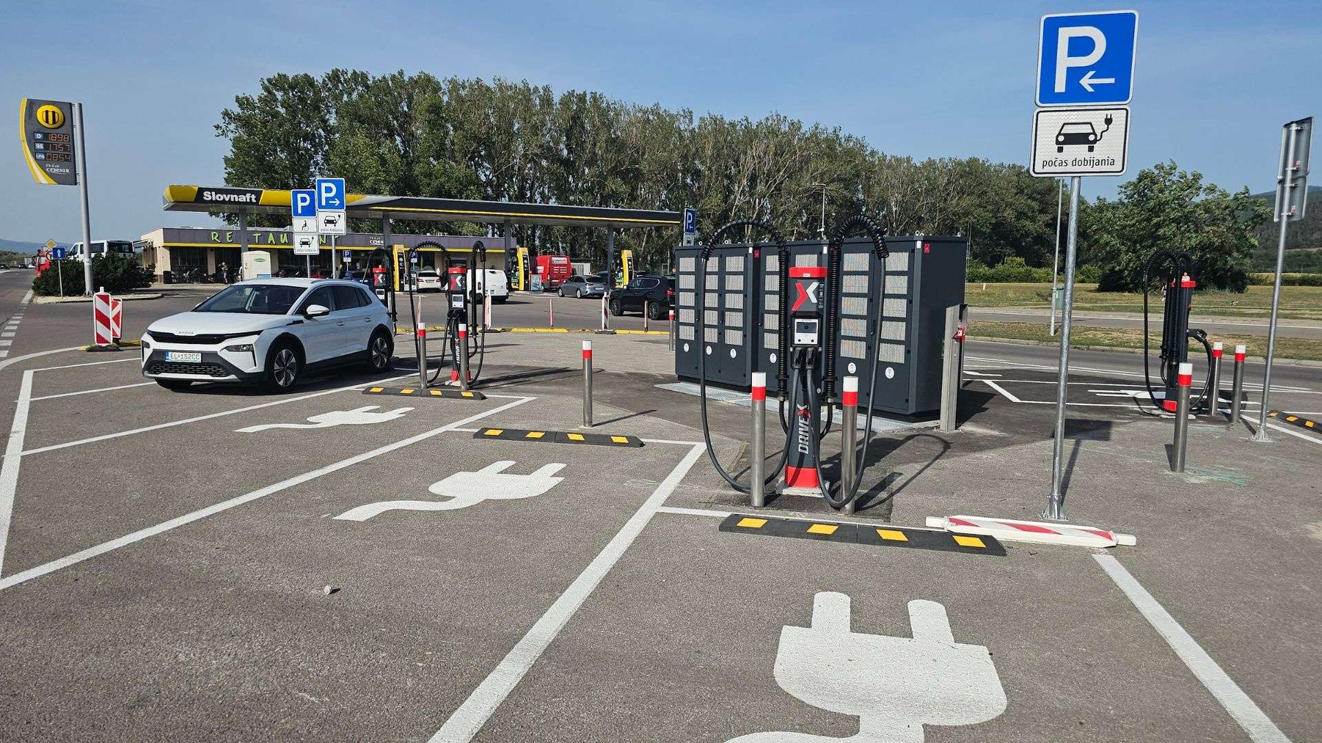 Za čas na kávu energia na ďalších 175 kilometrov: ZSE Drive má už desať diaľničných hubov a viac ako 1 000 bodov
