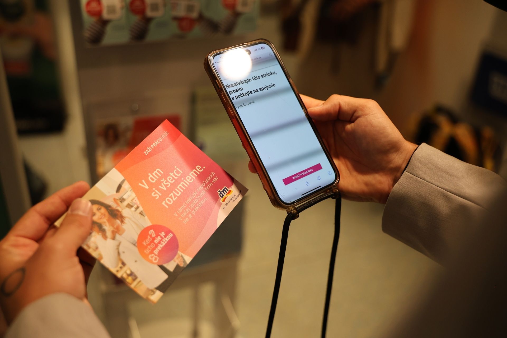 dm drogerie markt prináša do predajní Online tlmočníka pre Nepočujúcich