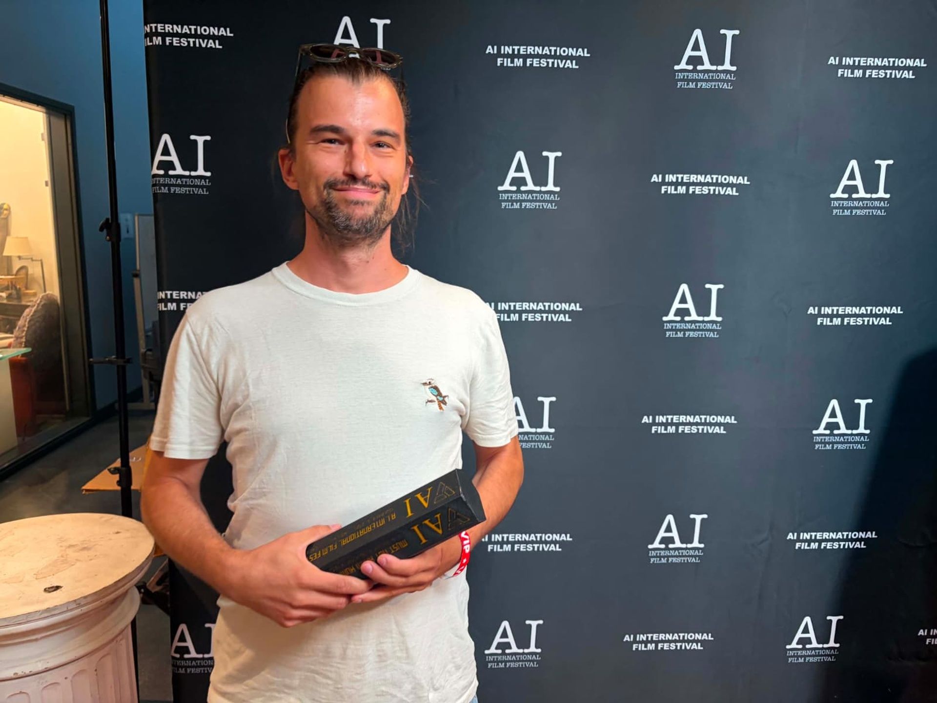 Z 500 bytov až do Hollywoodu. AI videoklip projektu Roasted Ducks Project získal na filmovom festivale v Hollywoode cenu poroty Best Storytelling