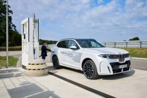Príbeh graduje – BMW iX5 Hydrogen: Testovanie v reálnych jazdných podmienkach, montáž prototypu a paralelná výroba