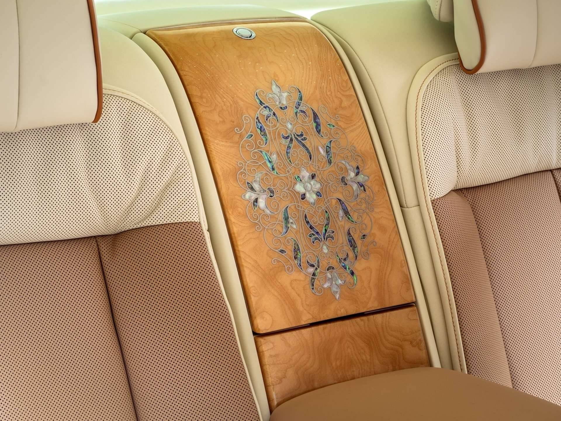 Predstavenie modelu Phantom Hummingbird: Prvý Rolls-Royce v histórii s mozaikou vyrobenou z prírodných schránok ušov