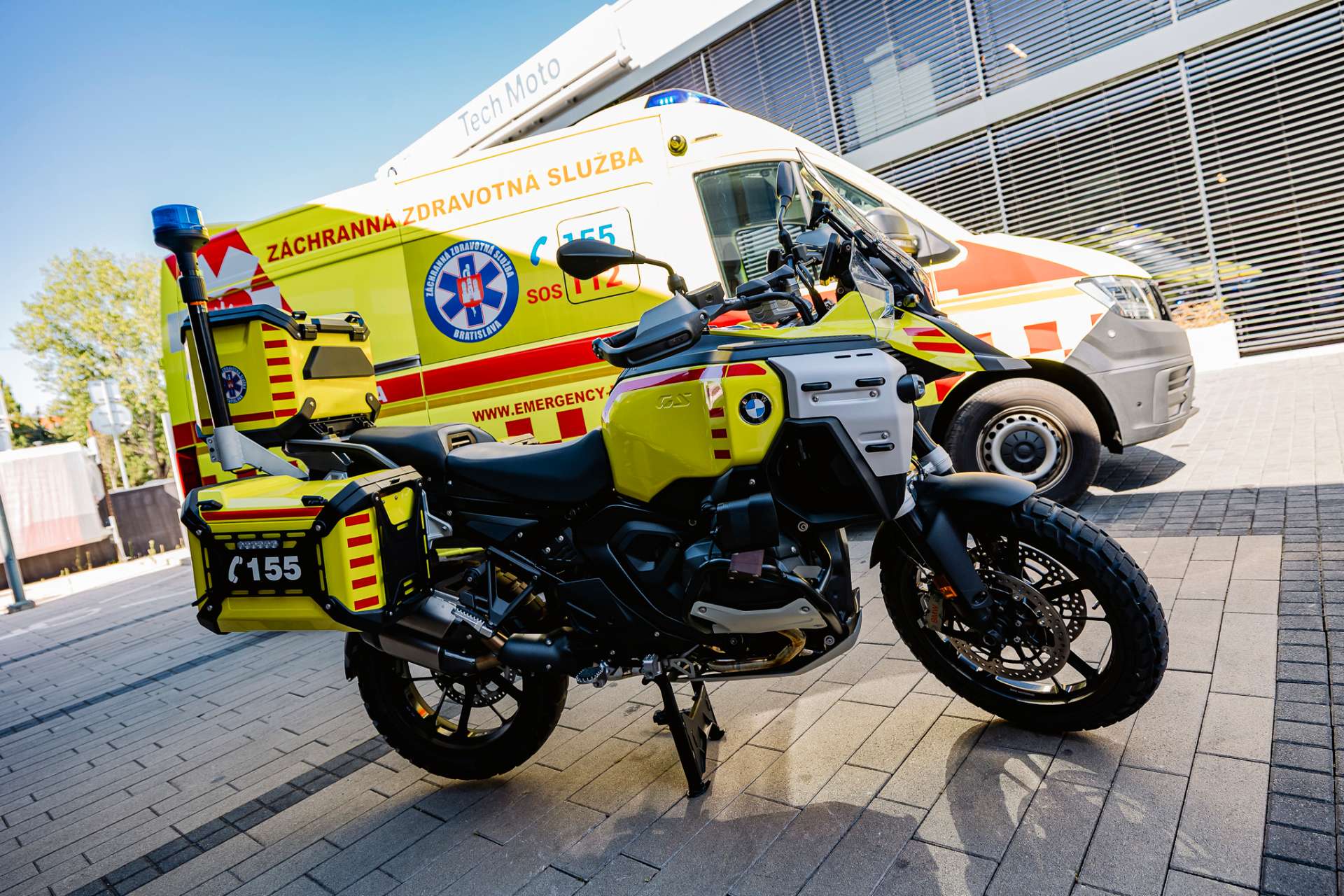 Spolupráca BMW Motorrad so Záchrannou zdravotnou službou Bratislava na cyklistických pretekoch Okolo Slovenska 2026