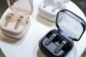 Špičkový hi-fi zvuk slúchadiel Samsung Galaxy Buds4 Pro si získal uznanie renomovaných odborníkov