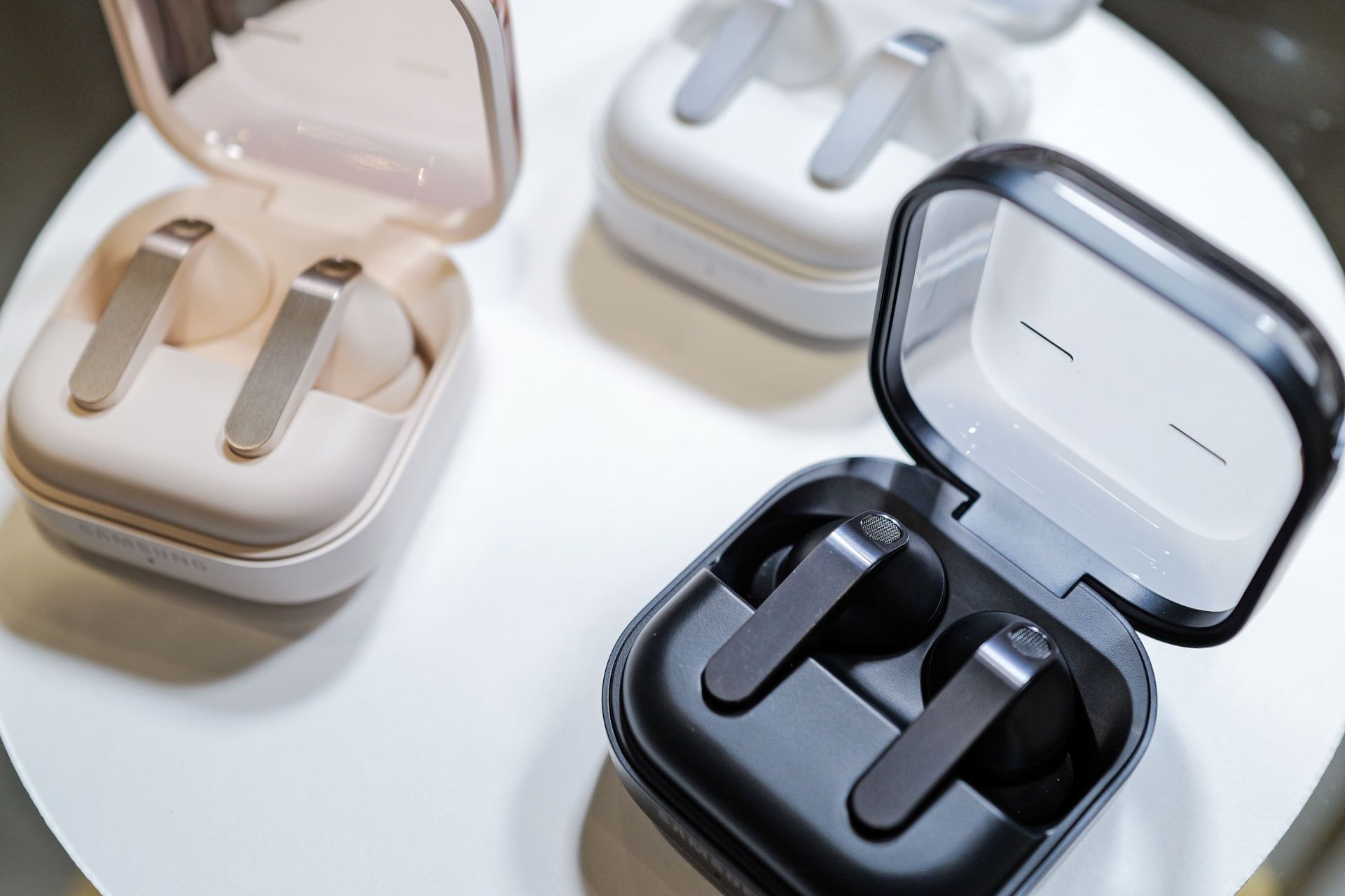 Špičkový hi-fi zvuk slúchadiel Samsung Galaxy Buds4 Pro si získal uznanie renomovaných odborníkov
