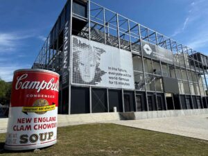 Po 35 rokoch opäť vlakom z Prahy do Medzilaboriec SLOVAKIA sa zmení na SLOVAKIA POP-ART