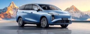 Dve plug-in hybridné novinky na slovenských cestách. Forthing TK 5 má čisto elektrický dojazd 210 km, TK 7 odvezie až sedem pasažierov
