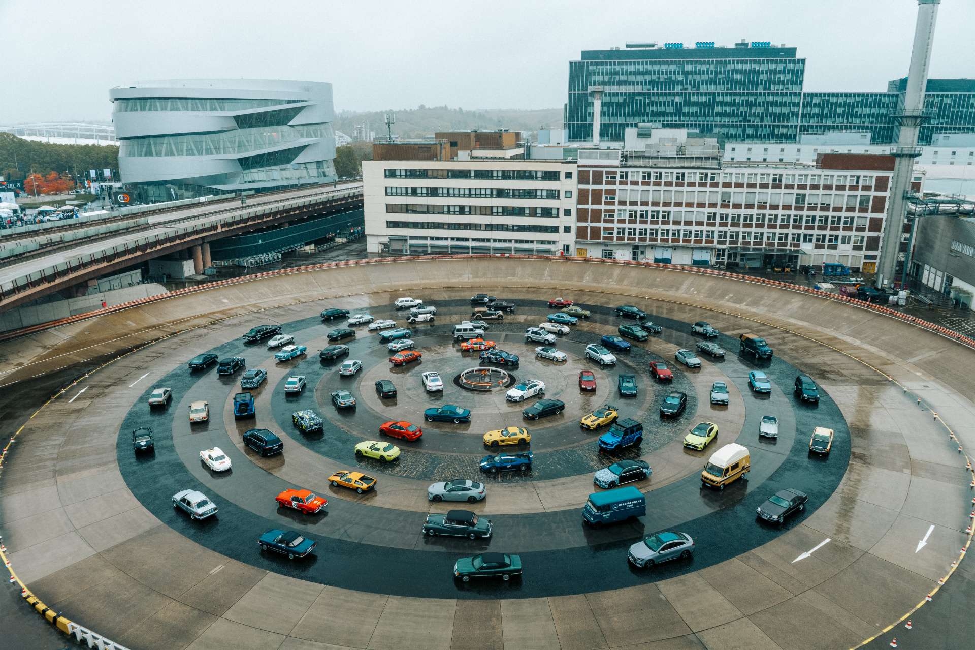 „The 140 Festival“: Približne 15 000 hostí oslávilo návrat modelov Triedy S s menami Bertha, Carl a Gottlieb a svetovú premiéru modelu Mercedes-AMG GT SUV pri Múzeu Mercedes-Benz
