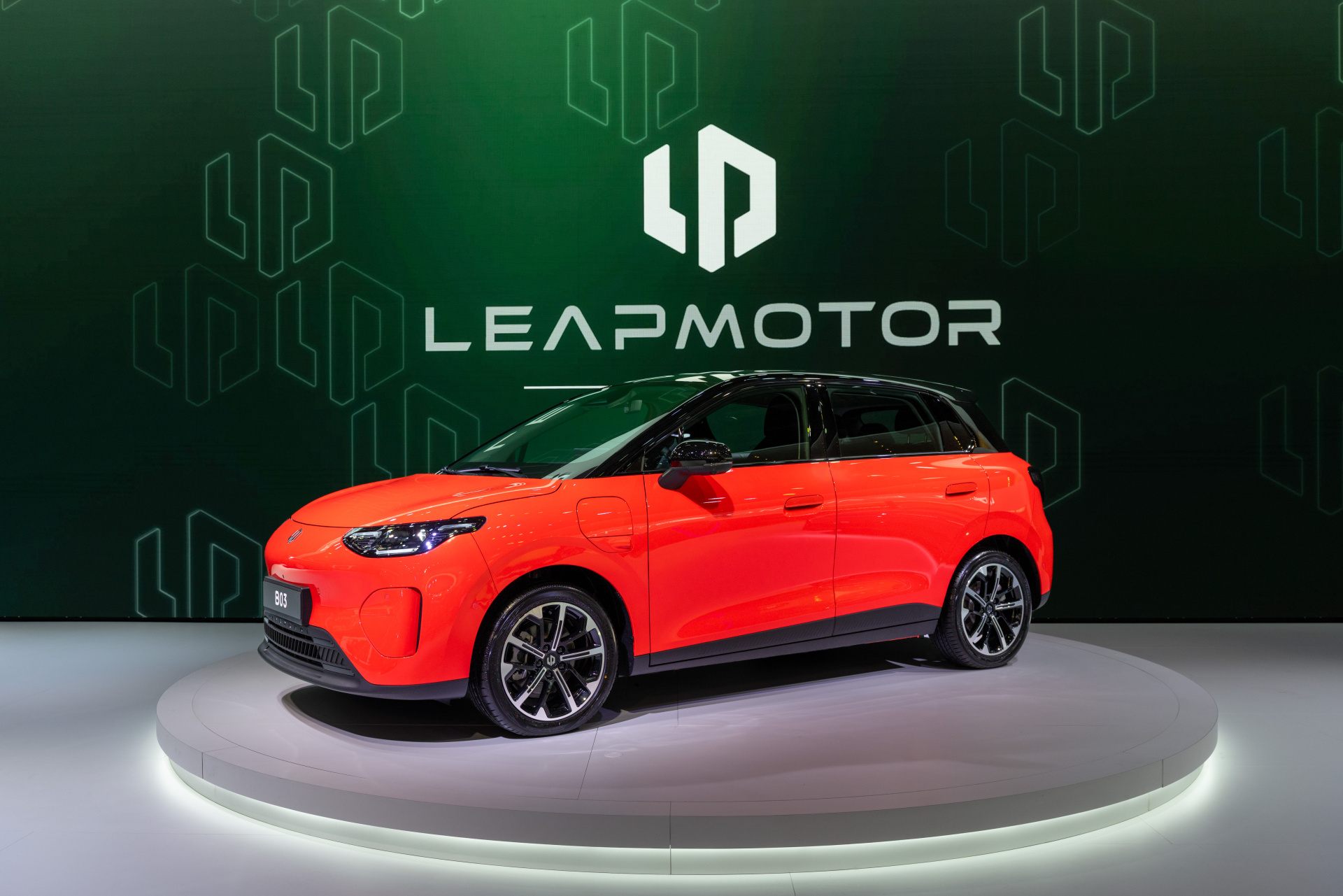 Leapmotor predstavuje v Paríži nový model B03 a spúšťa výrobu B10 v Španielsku