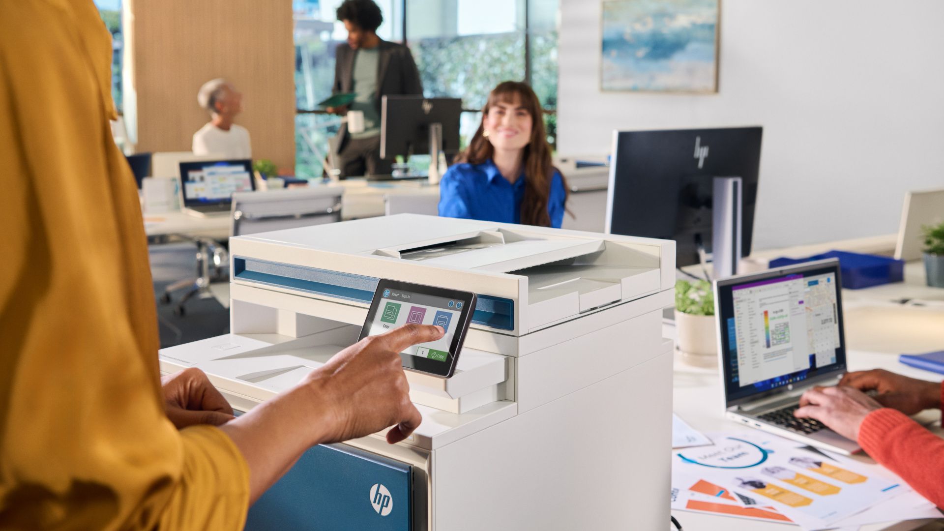 Nový rad HP Color LaserJet Enterprise 4000/X400: pokročilé zabezpečenie a jednoduchšia správa tlače