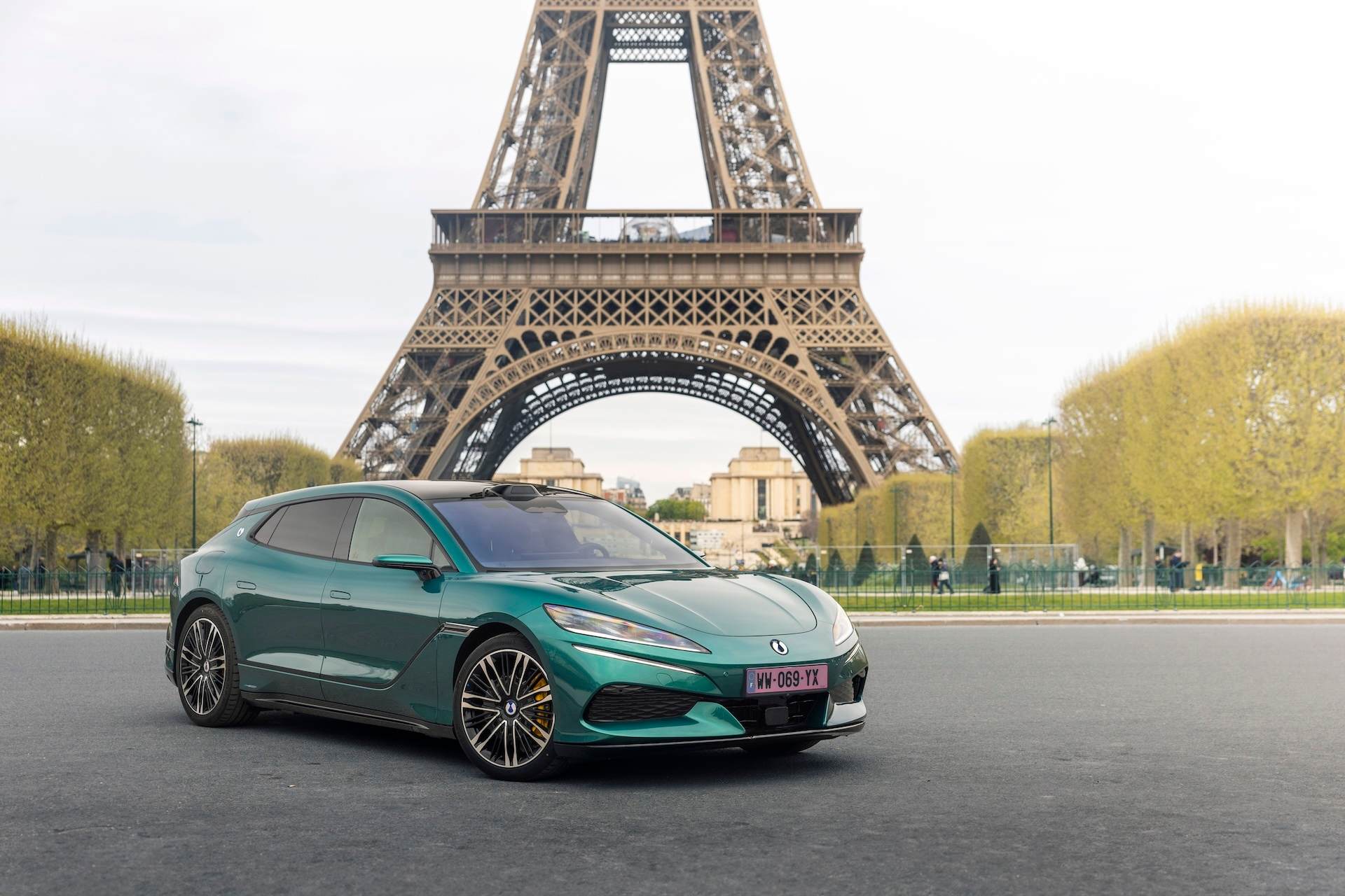 DENZA v Paríži: 1 604-koňový hypercar Z, terénne SUV BAO 5 a asistent pre jazdu mestom